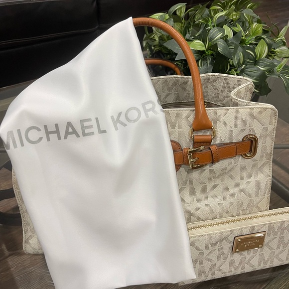 Michael Kors Vanilla and Brown Satchel with matching Wallet - Picture 7 of 11